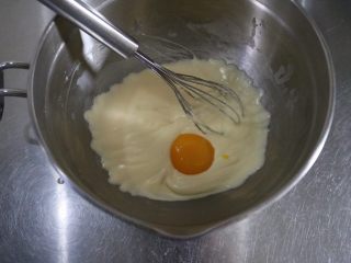 轻乳酪蛋糕,分三次加入鸡蛋，每一次都搅拌均匀后再加入下一个蛋黄