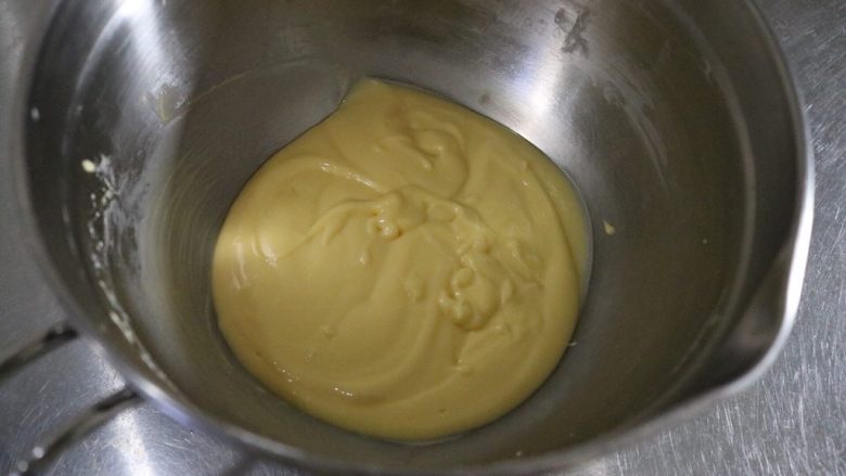 轻乳酪蛋糕,搅拌好的面糊细腻光滑，盖上保鲜膜备用