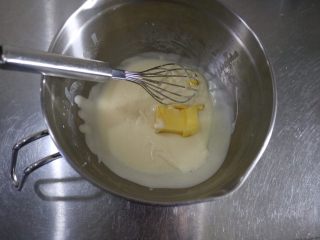 轻乳酪蛋糕,加入黄油，继续搅拌均匀