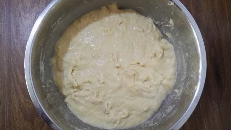 大枣花生玉米面发糕,再慢慢加入清水，将面粉与玉米面混合均匀后，静置饧发。