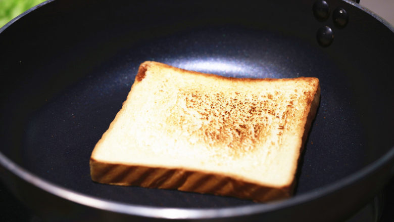 豪华快手三明治,烤箱／面包机／平底锅处理面包，加热至两面金黄。
