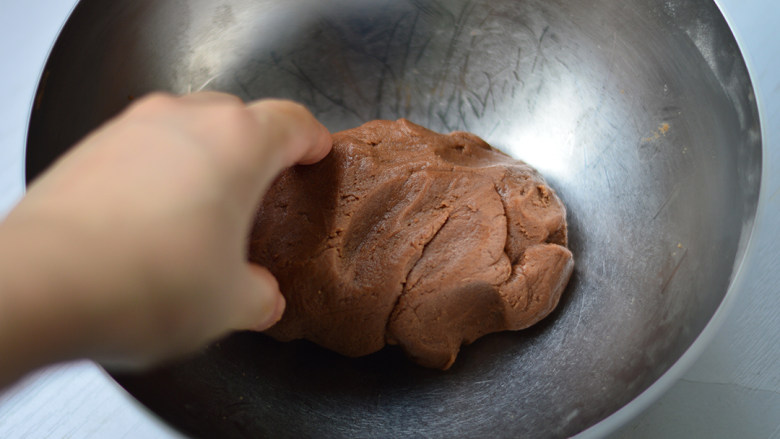 可可粗糖饼干,接着用手反复的揉搓，揉到黄油和面粉完全融合，成为光滑的面团