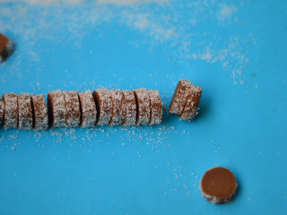 可可粗糖饼干,接着切成1cm左右厚的小块