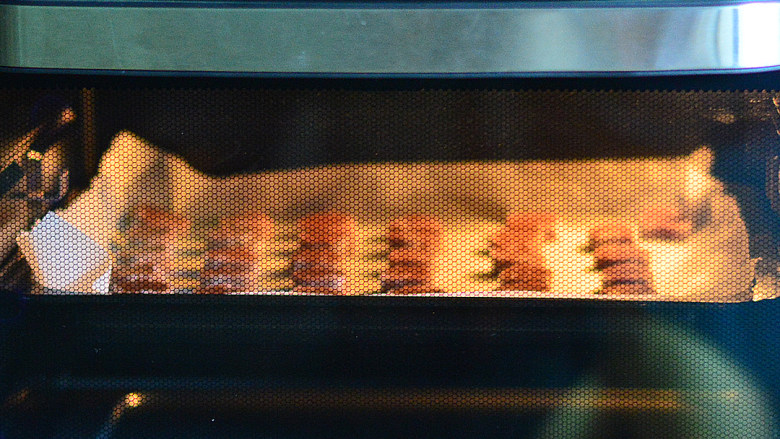 可可粗糖饼干,放入预热好的烤箱中层170度，烤13-15分钟左右即可