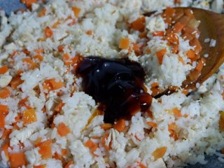 鸡肉胡萝卜炒饭,等米饭炒散之后，加入一勺蚝油，少许盐调味炒匀后关火
