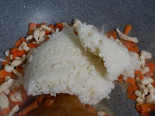 鸡肉胡萝卜炒饭,加入米饭