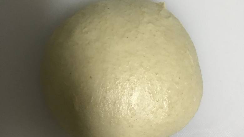 全麦奶酪蔓越莓软欧面包,取出盖保鲜膜室温发酵，发酵至一点五倍至两倍大，手指沾面粉，插孔面团不回缩，发酵完毕。