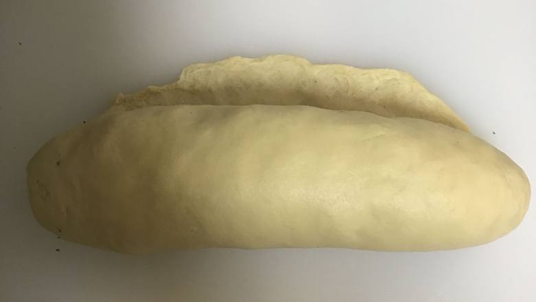 全麦奶酪蔓越莓软欧面包,由下至上卷起来，整形成橄榄状