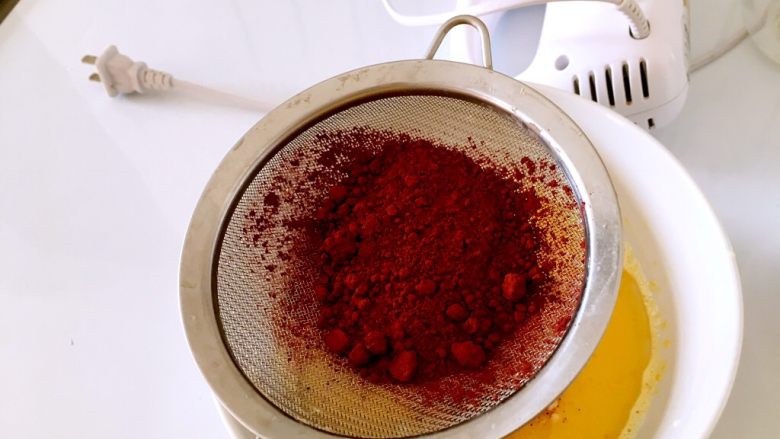 雪顶红丝绒蛋糕,筛入红曲粉搅拌均匀