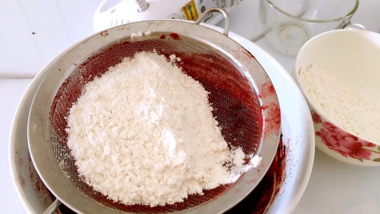 雪顶红丝绒蛋糕,筛入蛋糕粉搅拌均匀