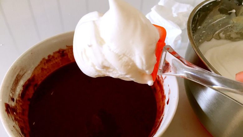 雪顶红丝绒蛋糕,用刮刀取三分之一蛋白加入蛋黄糊中