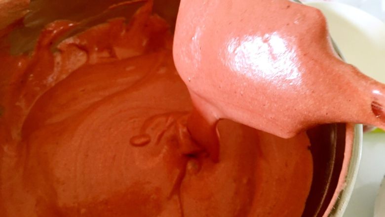 雪顶红丝绒蛋糕,继续用炒菜方式搅拌均匀