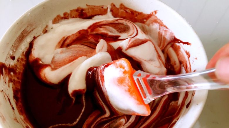 雪顶红丝绒蛋糕,用炒菜的手法搅拌均匀