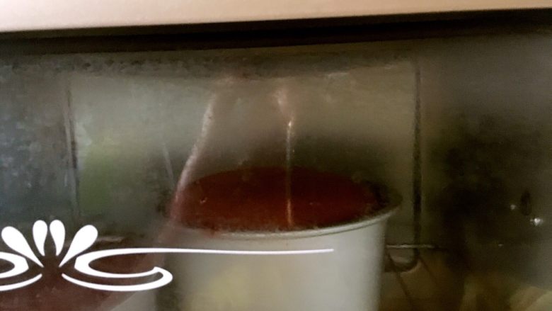 雪顶红丝绒蛋糕,放入160度预热好的烤箱，上下管160度中下层加热35分钟