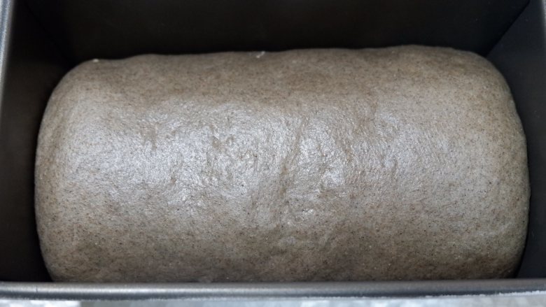 黑麦芝麻金枪鱼芝士吐司,35-38度环境发酵至8-9分满，盖上吐司盒盖 预热好的烤箱，上180下190，45分钟左右。实际炉内温度180 宝宝们根据自家烤箱温度去调节