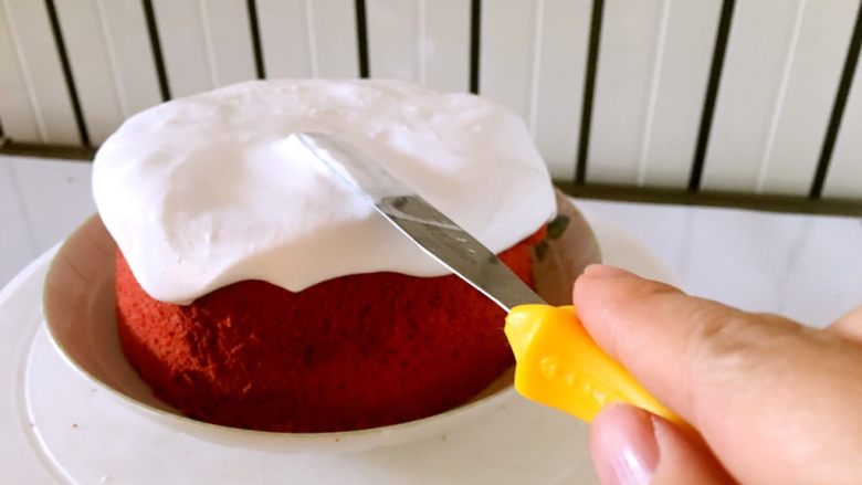 雪顶红丝绒蛋糕,用抹刀抹平表面，周边奶油随意滑下