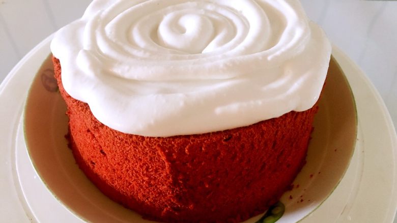 雪顶红丝绒蛋糕,挤到蛋糕表面