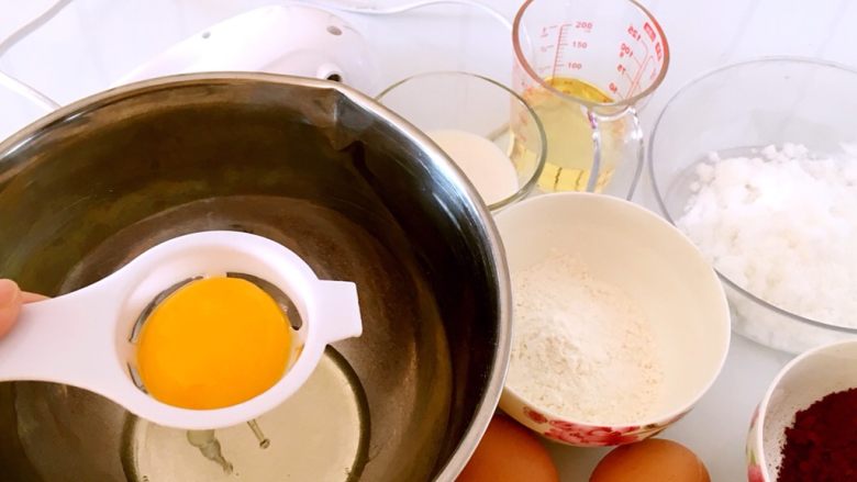 雪顶红丝绒蛋糕,蛋清和蛋黄分开，分别乘入无油无水的盆里