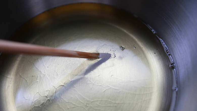 香脆炸牛奶,小火热油，筷子放入油中有气泡粘附时，下油锅炸至金黄即可。