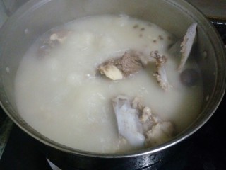 筒子骨羊肉汤,两个小时了，汤变得更白了。关火