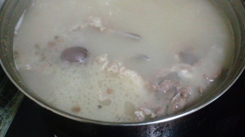 筒子骨羊肉汤,觉得汤有点少的话可以再加满水，大火烧开后转小火熬2个小时左右就可以了
