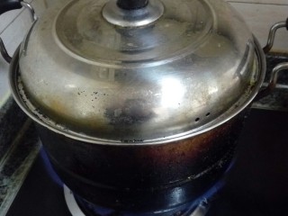 筒子骨羊肉汤,大火烧开后转小火煮1个小时