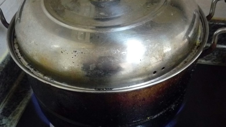 筒子骨羊肉汤,大火烧开后转小火煮1个小时