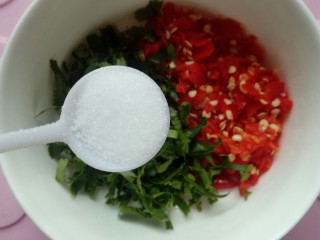 筒子骨羊肉汤,拿一个小碗舀一点香菜还有小米辣，再加一小勺盐搅拌均匀即可