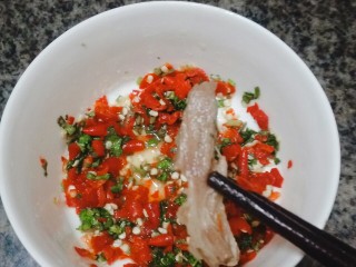 筒子骨羊肉汤,蘸一下辣椒那味道简直了😜