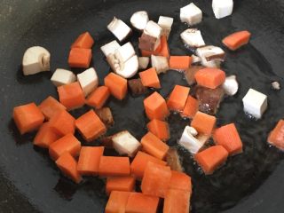 蔬菜馒头丁,香菇丁和胡萝卜丁下锅炒香