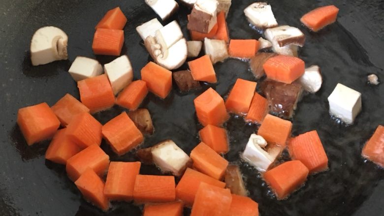 蔬菜馒头丁,香菇丁和胡萝卜丁下锅炒香