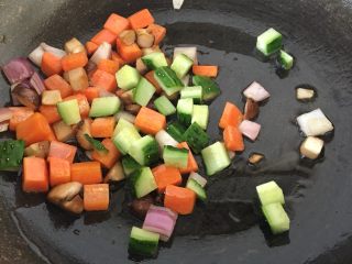 蔬菜馒头丁,放入黄瓜丁翻炒均匀
