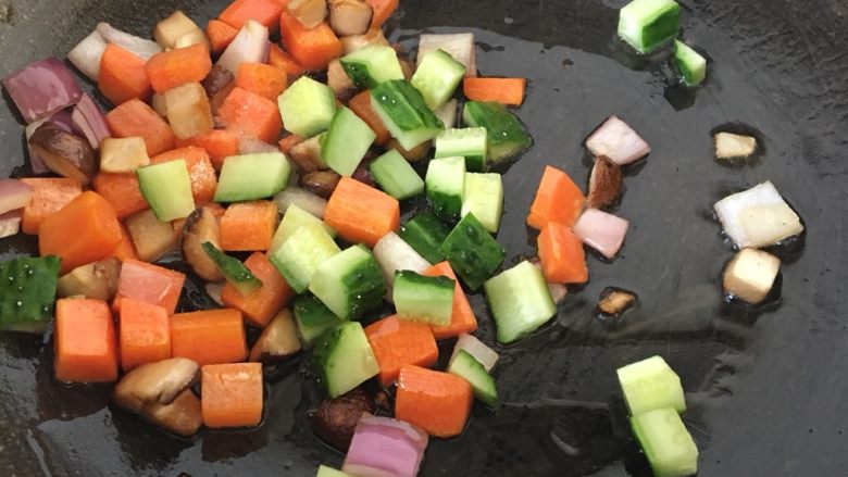 蔬菜馒头丁,放入黄瓜丁翻炒均匀