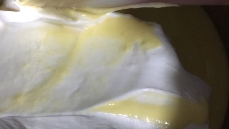 奶酪系列之：奶油奶酪戚风,取一小半蛋白加入蛋黄糊里