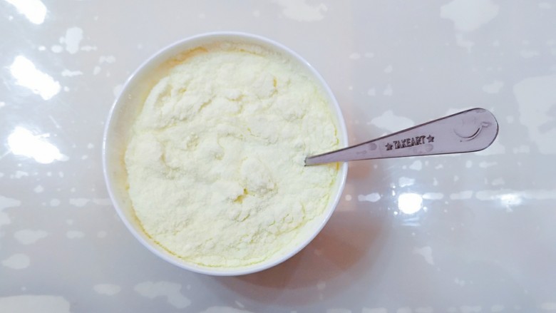 简易双皮奶,将奶粉倒入装牛奶的碗里，搅拌。