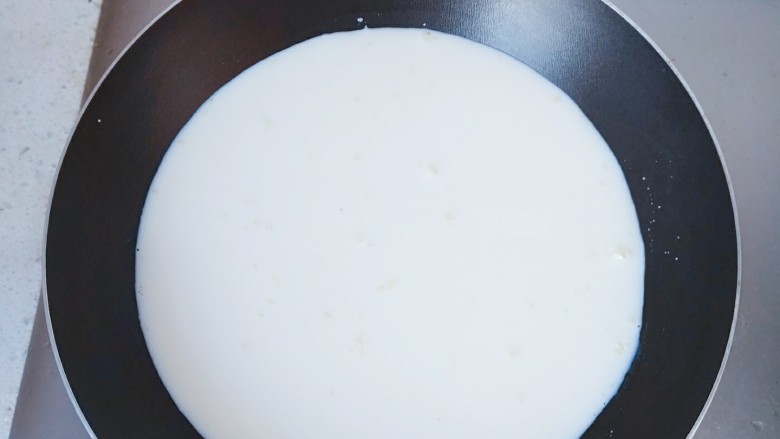 简易双皮奶,注意小火或者中小火，不能是大火。之前有一点奶粉没搅动的，在锅里也都化开了。