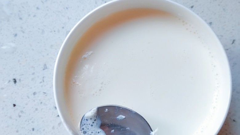 简易双皮奶,然后用勺子把泡沫都挑起来，挑干净，就不用管了，放那里，让它自然冷却凝结奶皮。