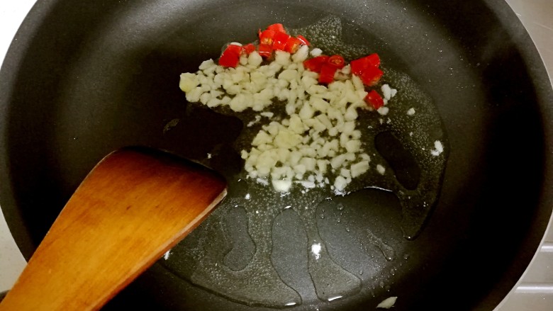 红烧豆腐,锅里放油，放入大蒜，小米椒爆香。