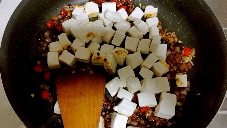 红烧豆腐,把控干水的豆腐倒入锅中。