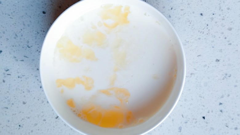 简易双皮奶,牛奶倒到蛋清里，是这样的。