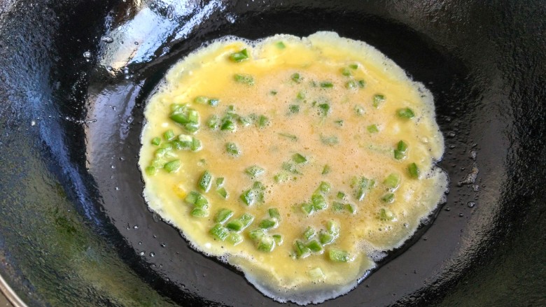 香肠鸡蛋卷,锅里的油不要倒掉，把蛋液倒入锅里摊成蛋饼