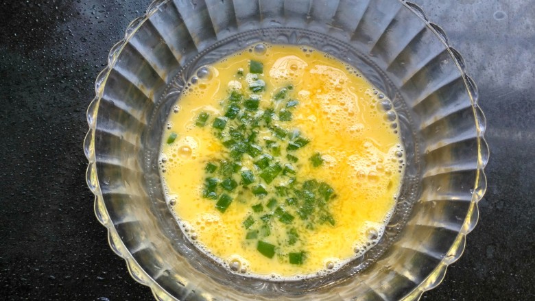 香肠鸡蛋卷,柿子椒放入蛋液里