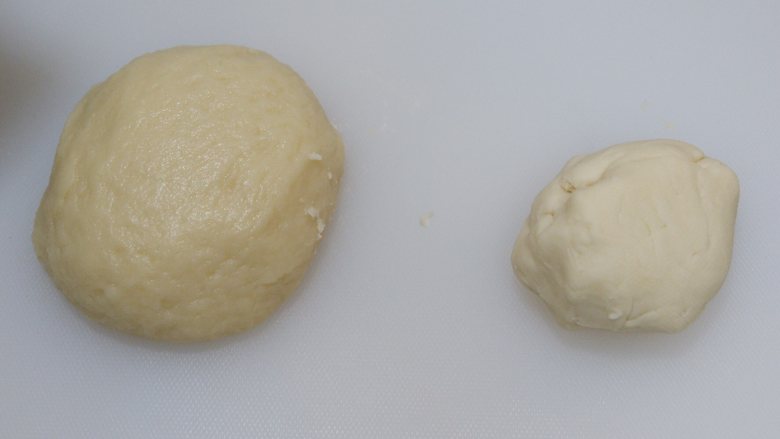 芝麻椒盐牛舌饼（不用醒面，不用揉出膜）,油皮材料混合揉成团，油酥材料混合揉成团