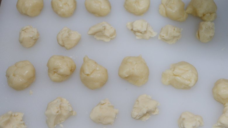 芝麻椒盐牛舌饼（不用醒面，不用揉出膜）,油皮平均分成12个，20g每个
油酥平均分成12个，10g每个