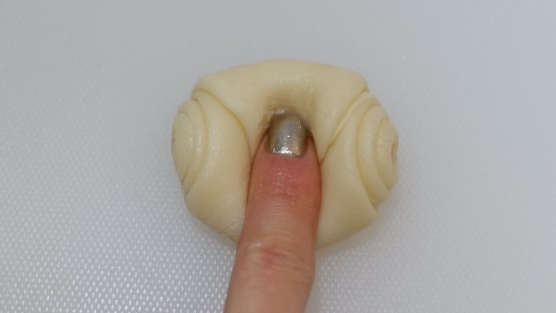 芝麻椒盐牛舌饼（不用醒面，不用揉出膜）,用手指从指尖压下去