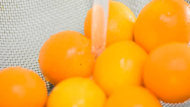 能治嗓子疼的咸金橘,清洗干净。