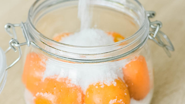 能治嗓子疼的咸金橘,金桔放好，放一层盐盖住。