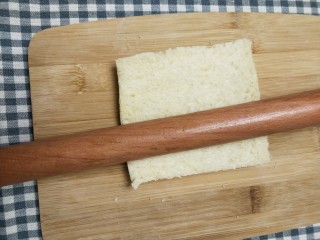 香蕉牛油果吐司卷,用擀面杖擀平