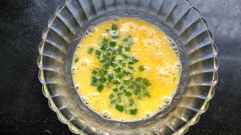 鸡蛋卷香肠,柿子椒放入蛋液里