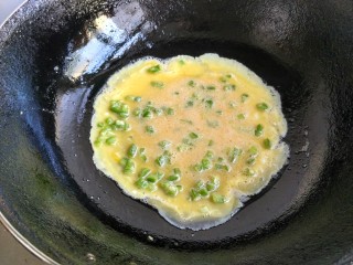 鸡蛋卷香肠,锅里的油不要倒掉，把蛋液倒入锅里摊成蛋饼